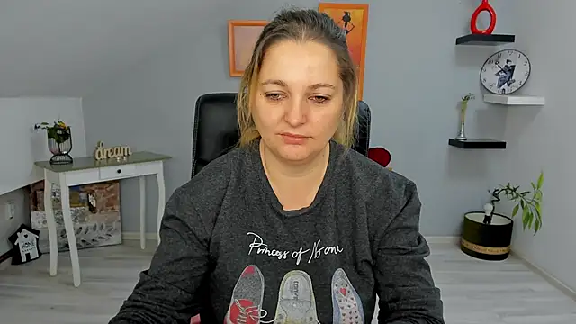 Snapshot of LollaGirl chatting on January 2025 04:27:01 AM LollaGirl online show from January 2025 04:27:01 AM