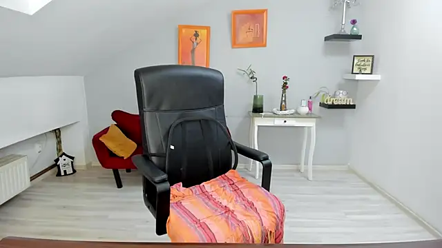 Snapshot of LollaGirl chatting on October 2025 04:27:01 AM LollaGirl online show from October 2025 04:27:01 AM