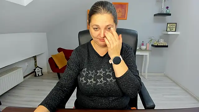 Snapshot of LollaGirl chatting on November 2025 04:23:02 AM LollaGirl online show from November 2025 04:23:02 AM