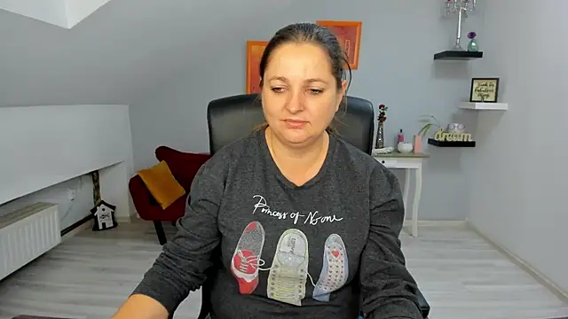 Snapshot of LollaGirl chatting on November 2025 04:23:02 AM LollaGirl online show from November 2025 04:23:02 AM