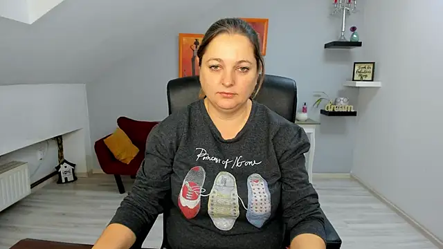 Snapshot of LollaGirl chatting on November 2025 04:12:01 AM LollaGirl online show from November 2025 04:12:01 AM