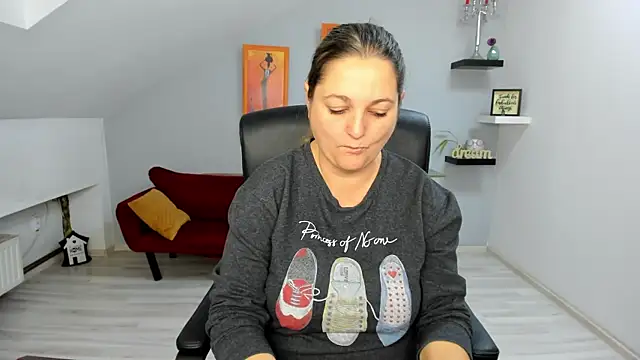 Snapshot of LollaGirl chatting on November 2025 04:12:02 AM LollaGirl online show from November 2025 04:12:02 AM