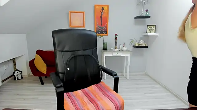 Snapshot of LollaGirl chatting on December 2025 04:31:02 AM LollaGirl online show from December 2025 04:31:02 AM