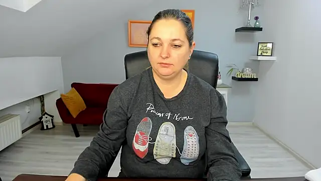 Snapshot of LollaGirl chatting on December 2025 04:18:02 AM LollaGirl online show from December 2025 04:18:02 AM