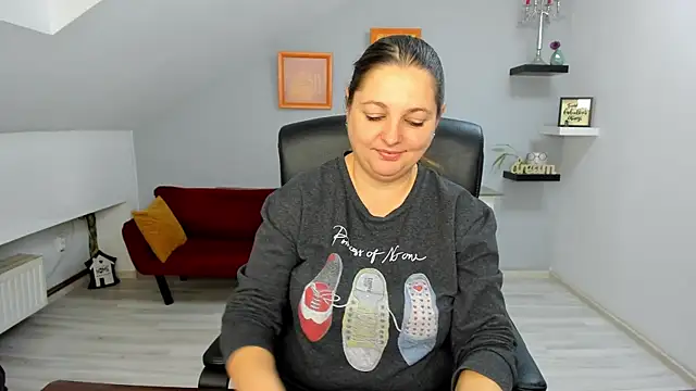 Snapshot of LollaGirl chatting on December 2025 04:29:02 AM LollaGirl online show from December 2025 04:29:02 AM