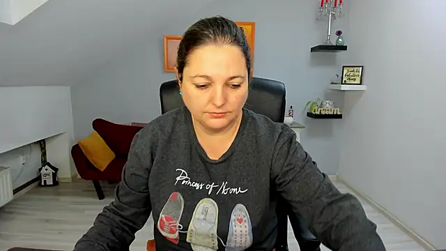 Snapshot of LollaGirl chatting on January 2026 04:18:01 AM LollaGirl online show from January 2026 04:18:01 AM