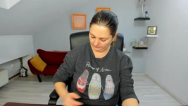 Snapshot of LollaGirl chatting on February 2026 04:10:01 AM LollaGirl online show from February 2026 04:10:01 AM