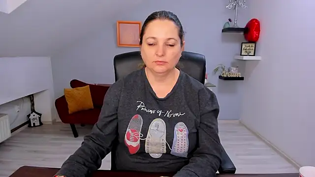 Snapshot of LollaGirl chatting on March 2026 04:07:02 AM LollaGirl online show from March 2026 04:07:02 AM