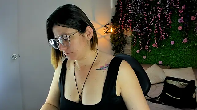 SarahDeyvis online show from December 2025 02:12:02 PM