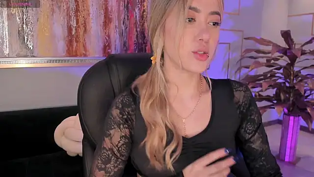 Snapshot of EveBensonX chatting on November 2025 12:39:02 PM EveBensonX online show from November 2025 12:39:02 PM