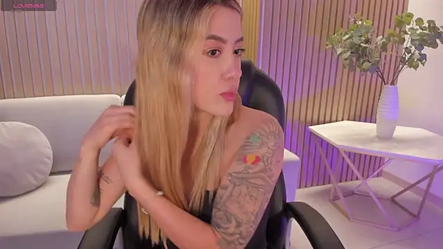 Snapshot of EveBensonX chatting on November 2025 08:29:01 PM EveBensonX online show from November 2025 08:29:01 PM