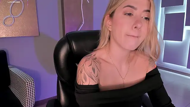 Snapshot of EveBensonX chatting on November 2025 12:37:02 PM EveBensonX online show from November 2025 12:37:02 PM