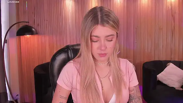 Snapshot of EveBensonX chatting on November 2025 06:02:01 PM EveBensonX online show from November 2025 06:02:01 PM