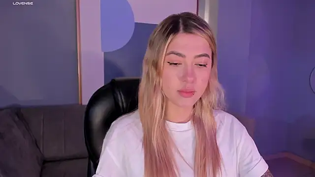 Snapshot of EveBensonX chatting on November 2025 07:35:01 PM EveBensonX online show from November 2025 07:35:01 PM