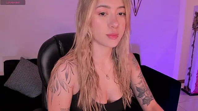 Snapshot of EveBensonX chatting on November 2025 12:20:01 PM EveBensonX online show from November 2025 12:20:01 PM