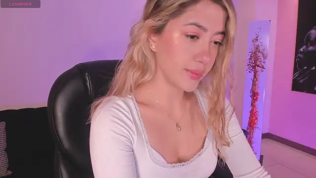 Snapshot of EveBensonX chatting on December 2025 11:30:02 AM EveBensonX online show from December 2025 11:30:02 AM