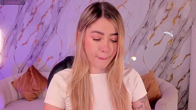 Snapshot of EveBensonX chatting on December 2025 11:52:02 AM EveBensonX online show from December 2025 11:52:02 AM