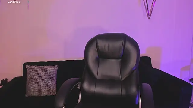 Snapshot of EveBensonX chatting on December 2025 11:41:01 AM EveBensonX online show from December 2025 11:41:01 AM