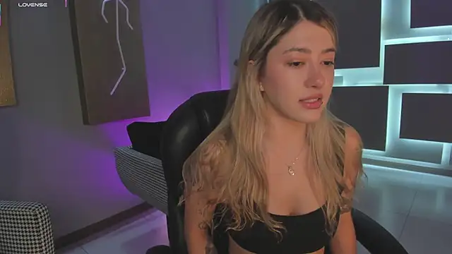 Snapshot of EveBensonX chatting on December 2025 12:42:02 PM EveBensonX online show from December 2025 12:42:02 PM