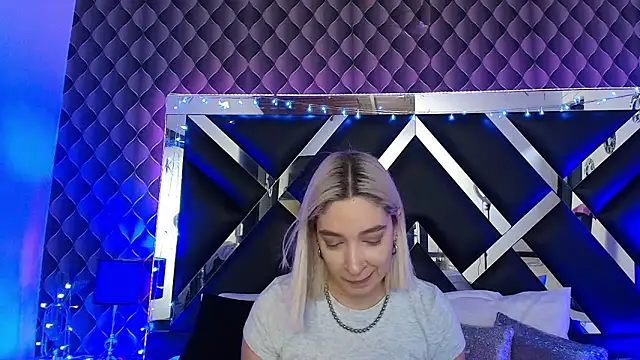 victoriaa lee  online show from March 2026 07:06:01 PM