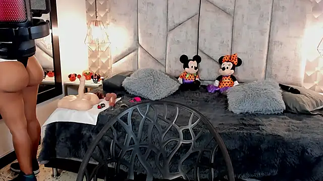 NiicolleMiller online show from October 2025 12:17:01 PM