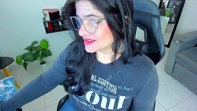 Snapshot of BellaFlaming chatting on September 2025 12:05:01 PM BellaFlaming online show from September 2025 12:05:01 PM