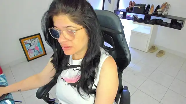 Snapshot of BellaFlaming chatting on April 2026 10:54:01 AM BellaFlaming online show from April 2026 10:54:01 AM