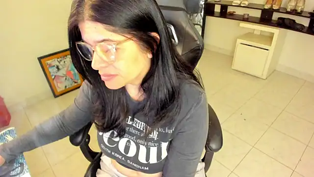 Snapshot of BellaFlaming chatting on April 2026 10:43:02 AM BellaFlaming online show from April 2026 10:43:02 AM