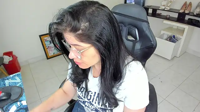 Snapshot of BellaFlaming chatting on May 2026 10:44:02 AM BellaFlaming online show from May 2026 10:44:02 AM