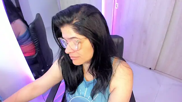 Snapshot of BellaFlaming chatting on May 2026 10:45:01 AM BellaFlaming online show from May 2026 10:45:01 AM