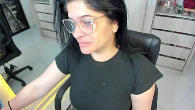 Snapshot of BellaFlaming chatting on May 2026 10:57:02 AM BellaFlaming online show from May 2026 10:57:02 AM
