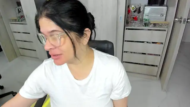 Snapshot of BellaFlaming chatting on May 2026 10:56:02 AM BellaFlaming online show from May 2026 10:56:02 AM