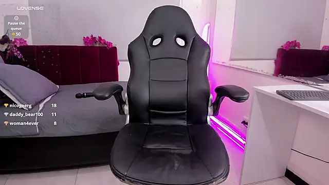 mia thompsonn  online show from January 2025 05:37:02 PM