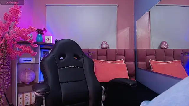 mia thompsonn  online show from December 2025 02:37:02 PM