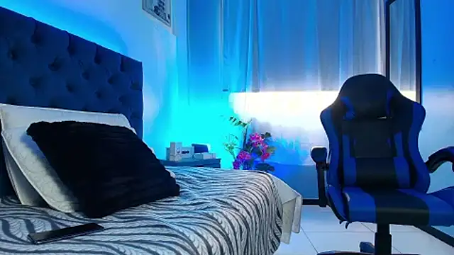 mia thompsonn  online show from February 2026 01:51:01 PM