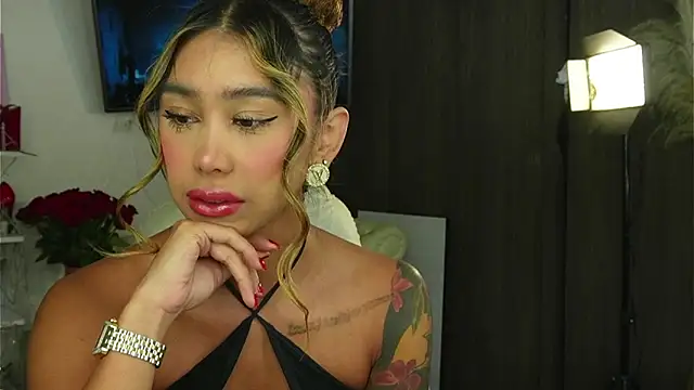 Snapshot of liah_v chatting on April 2026 03:44:02 AM liah v online show from April 2026 03:44:02 AM