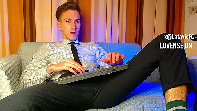 Snapshot of Midnighter_ chatting on November 2025 12:53:02 AM Midnighter online show from November 2025 12:53:02 AM