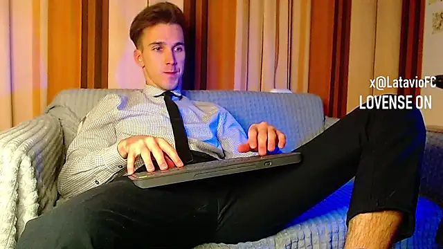 Snapshot of Midnighter_ chatting on November 2025 09:03:02 PM Midnighter online show from November 2025 09:03:02 PM