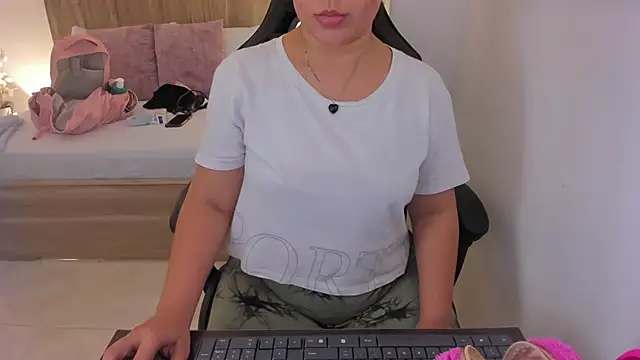 izaro22 online show from February 2025 07:06:02 PM