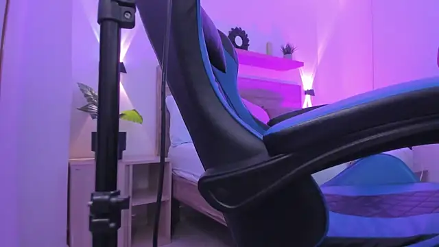 izaro22 online show from December 2025 12:47:02 PM