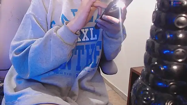 Snapshot of toxxxic_cams chatting on April 2026 04:30:02 AM toxxxic cams online show from April 2026 04:30:02 AM