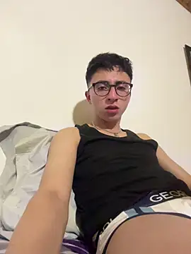 Snapshot of CamiRojas_boy chatting on May 2026 03:45:02 AM CamiRojas boy online show from May 2026 03:45:02 AM