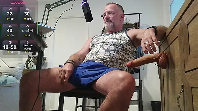 Snapshot of DaddybearVLC chatting on April 2026 06:05:01 PM DaddybearVLC online show from April 2026 06:05:01 PM