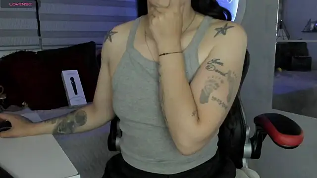 Snapshot of natasha_logan_ chatting on April 2026 03:37:02 AM natasha logan online show from April 2026 03:37:02 AM