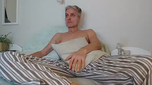 Snapshot of StrongBill chatting on December 2024 03:24:02 PM StrongBill online show from December 2024 03:24:02 PM