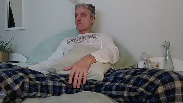 Snapshot of StrongBill chatting on December 2024 02:45:01 PM StrongBill online show from December 2024 02:45:01 PM