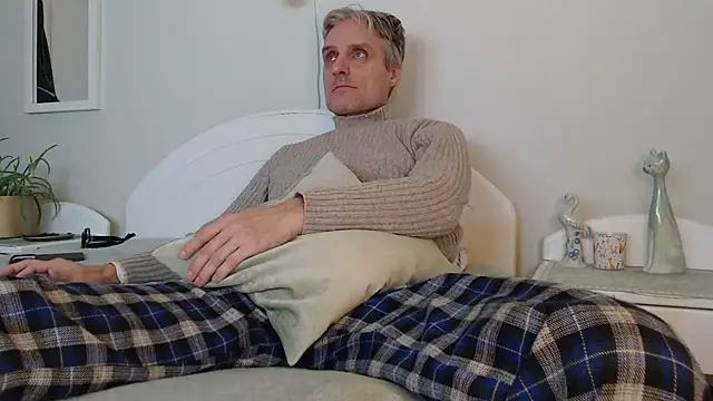 Snapshot of StrongBill chatting on December 2024 02:59:02 PM StrongBill online show from December 2024 02:59:02 PM