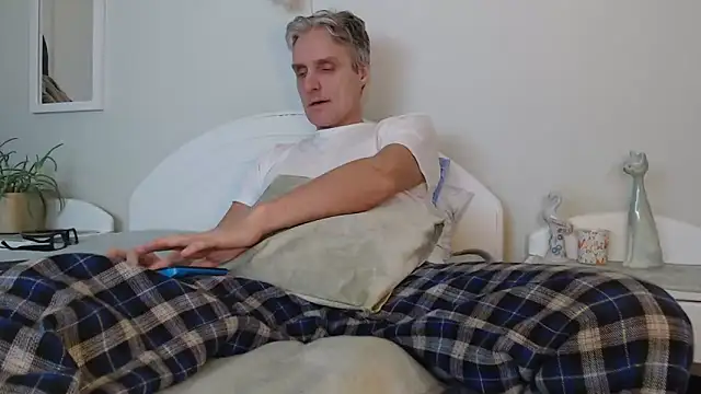 Snapshot of StrongBill chatting on December 2024 03:48:01 PM StrongBill online show from December 2024 03:48:01 PM