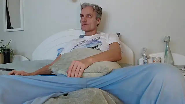 Snapshot of StrongBill chatting on January 2025 03:34:02 PM StrongBill online show from January 2025 03:34:02 PM