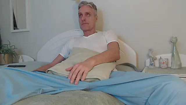 Snapshot of StrongBill chatting on January 2025 03:42:02 PM StrongBill online show from January 2025 03:42:02 PM